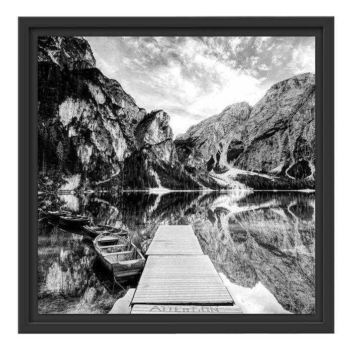 Pixxprint Bootsreihe am Steg des Pragser Wildsee, Monochrome, im Schwebe-Effekt Bilderrahmen Nur noch ein Tag übrig