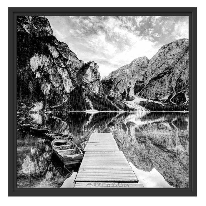 Pixxprint Bootsreihe am Steg des Pragser Wildsee, Monochrome, im Schwebe-Effekt Bilderrahmen Nur noch ein Tag übrig