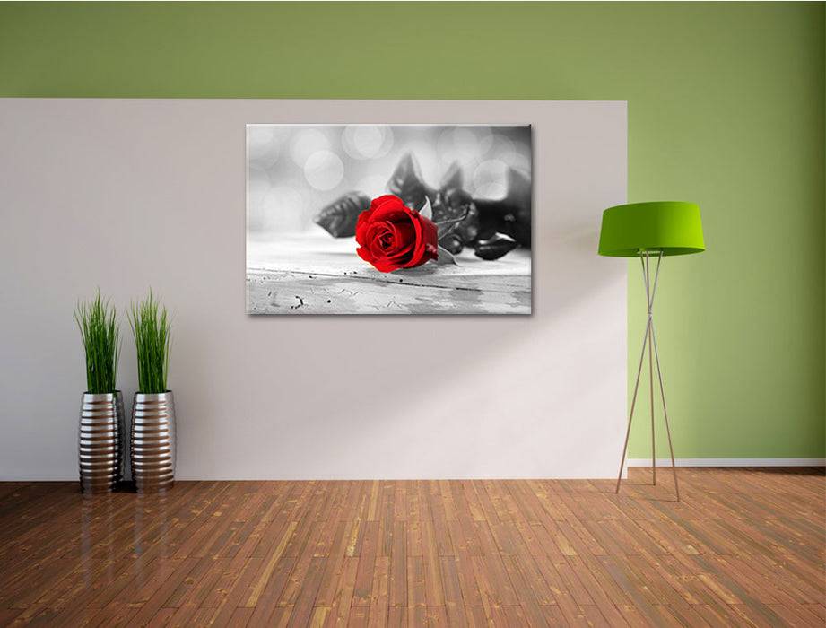 Pixxprint Rote Rose auf Holztisch, Leinwandbild Begrenzt auf 3 Tage